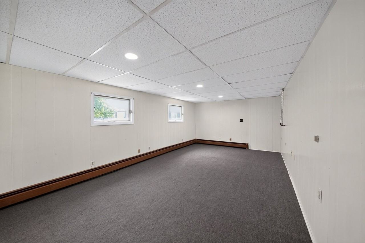 11 Spencer Ave - Photo 7 of 43