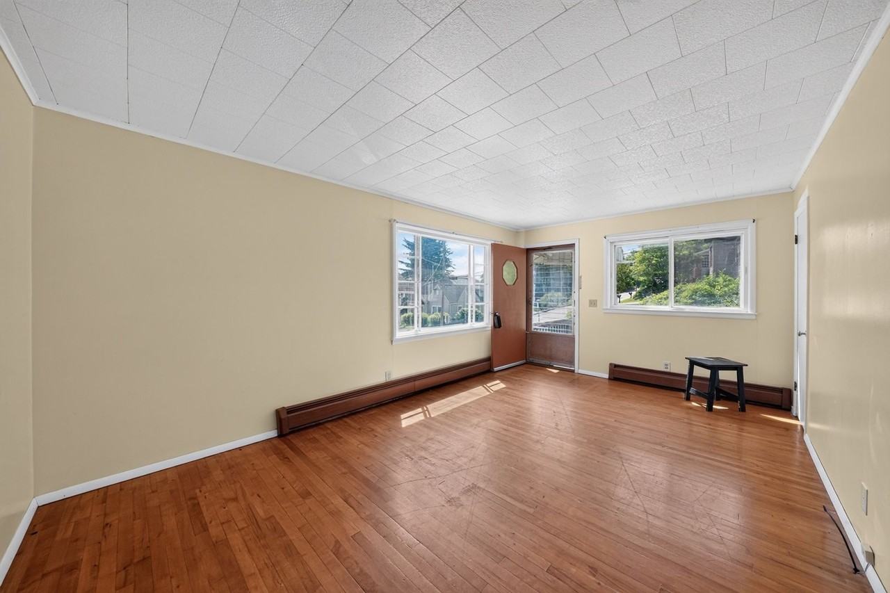 11 Spencer Ave - Photo 2 of 43