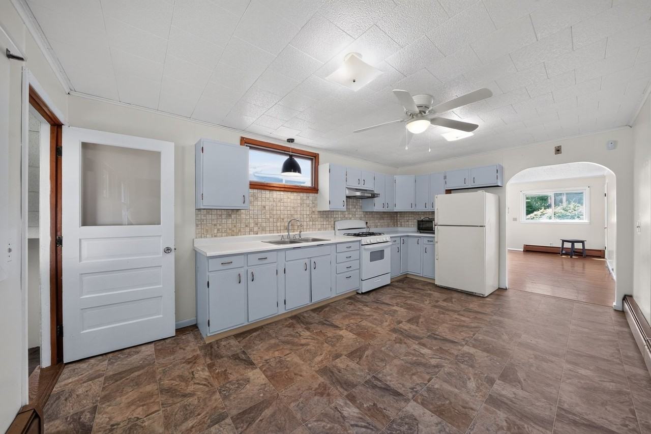 11 Spencer Ave - Photo 5 of 43