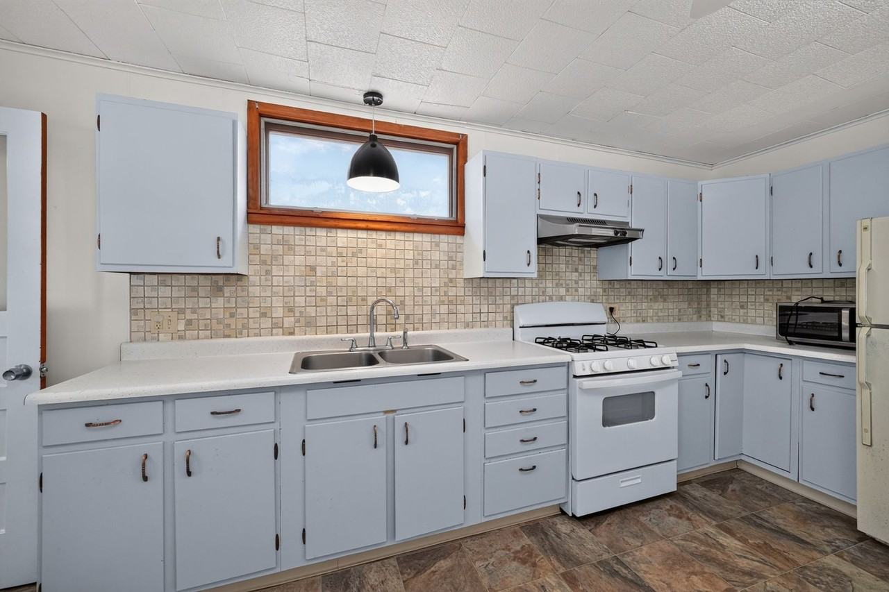 11 Spencer Ave - Photo 4 of 43