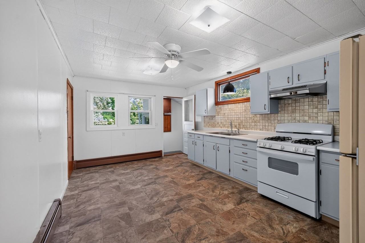 11 Spencer Ave - Photo 3 of 43