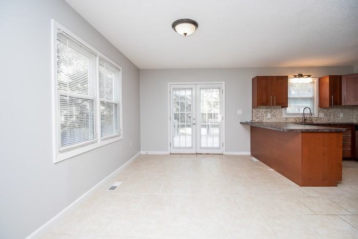 120 Suffolk Dr - Photo 4 of 8