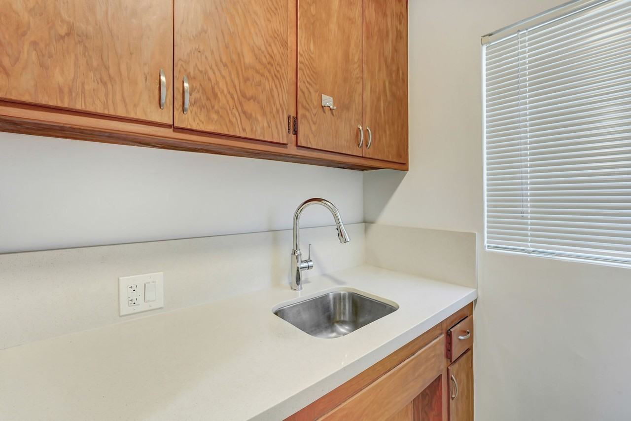 10906 Santa Monica Blvd, prime Westwood! - Photo 2 of 5