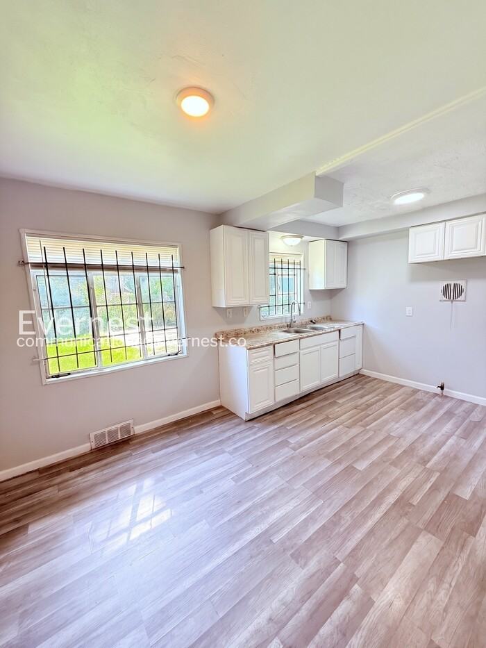 15378 Meyers Rd - Photo 5 of 26