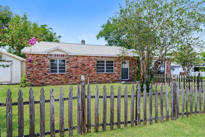 402 Ariana Ave - Photo 2 of 15