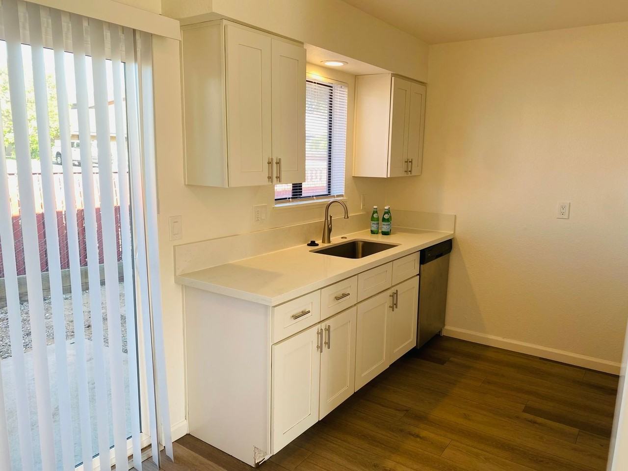 433 Timothy Way - Photo 2 of 7