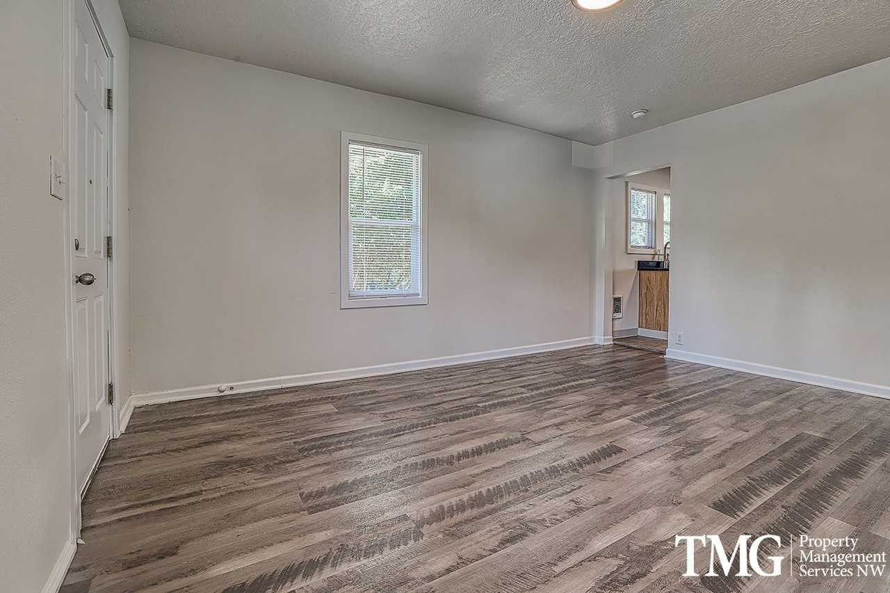 2500 Harney St - Photo 4 of 26
