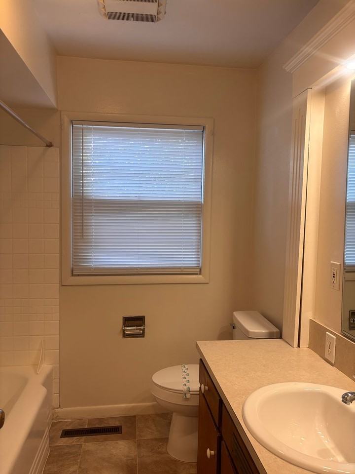9851 Se 43rd Ave - Photo 4 of 14
