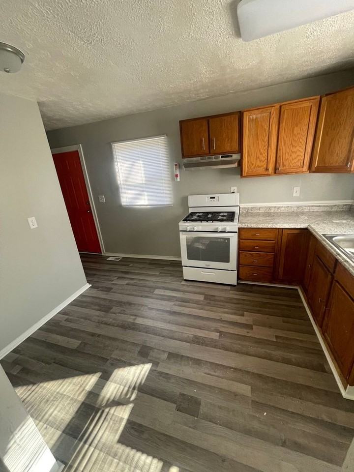 1230 W 18th St - Photo 2 of 11