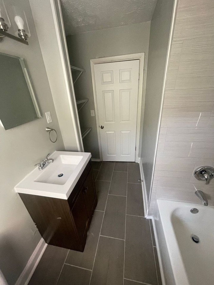 1230 W 18th St - Photo 4 of 11