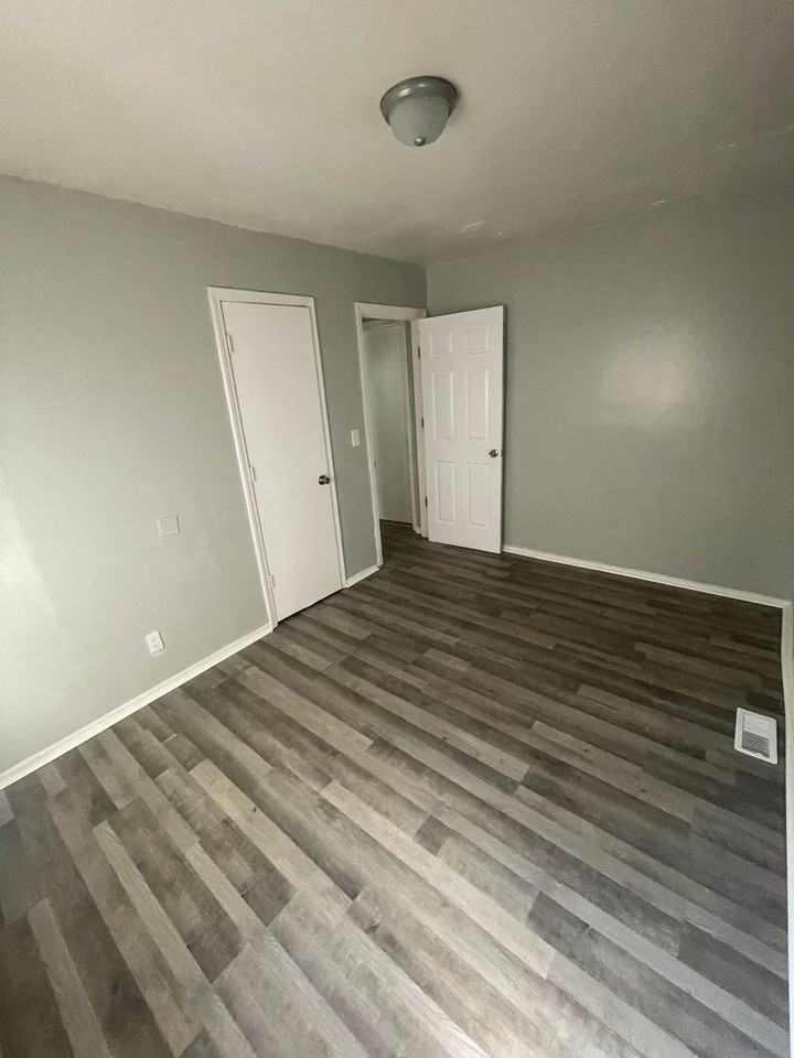 1230 W 18th St - Photo 5 of 11