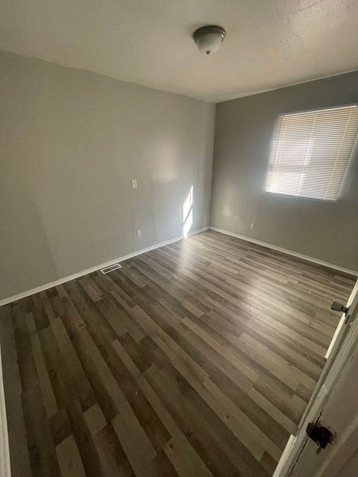 1230 W 18th St - Photo 6 of 11