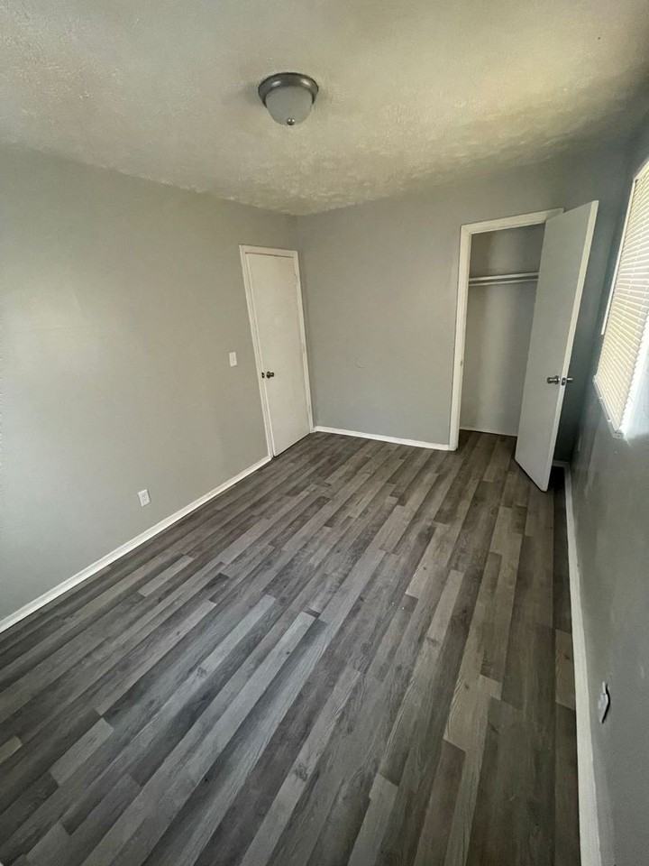 1230 W 18th St - Photo 7 of 11