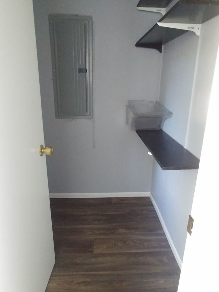 323 S 40th Pl - Photo 2 of 14