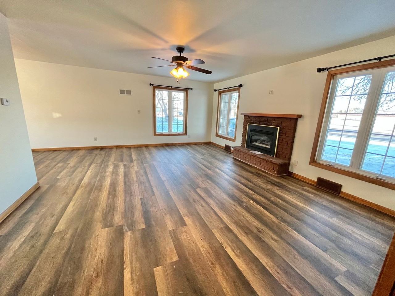 4909 E Linden Ln - Photo 3 of 40