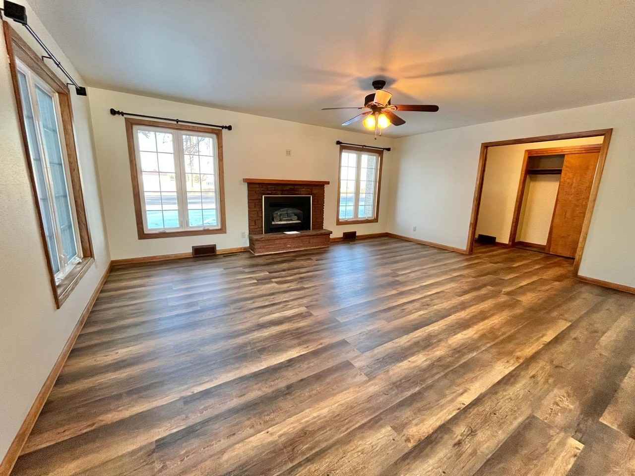 4909 E Linden Ln - Photo 4 of 40