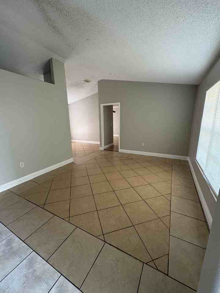 305 Colonade Ct - Photo 3 of 23