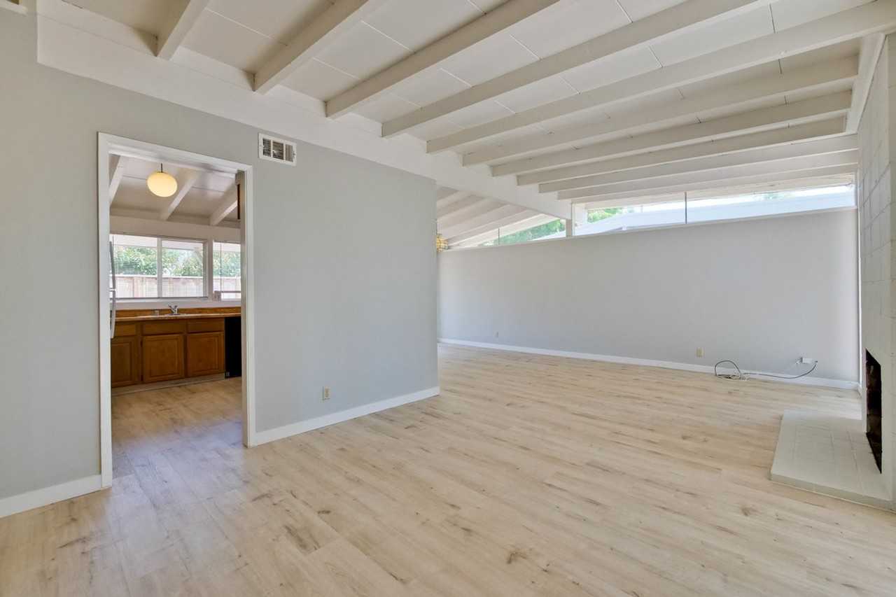 3049 Harding Ave - Photo 2 of 44