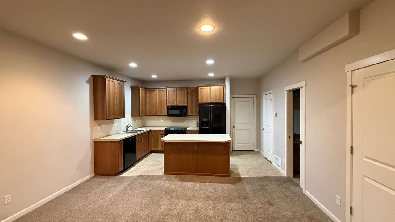 6446 N Descartes Dr - Photo 4 of 14
