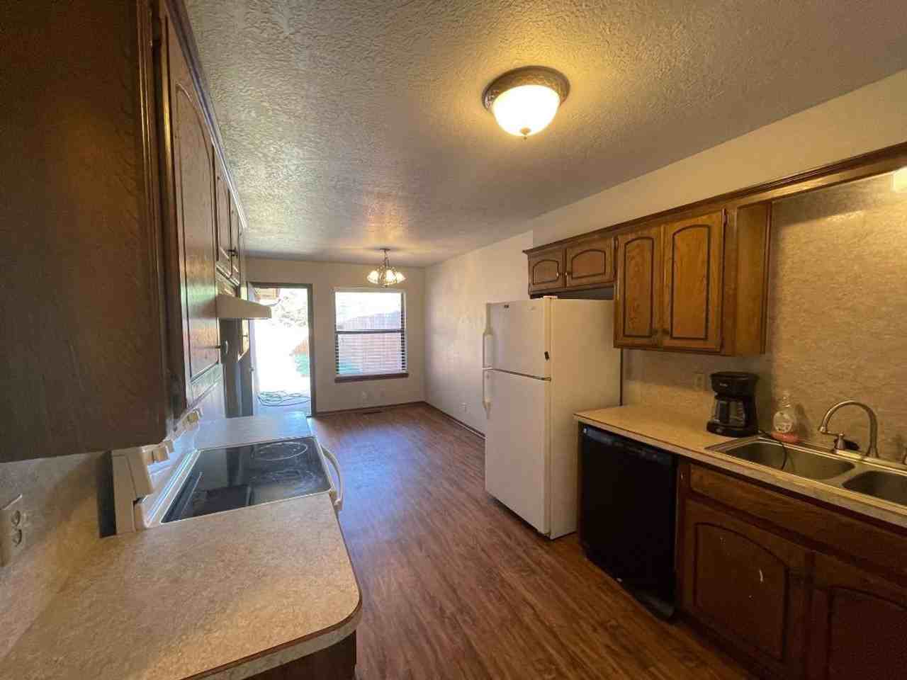 221 Skylark Ct - Photo 4 of 13