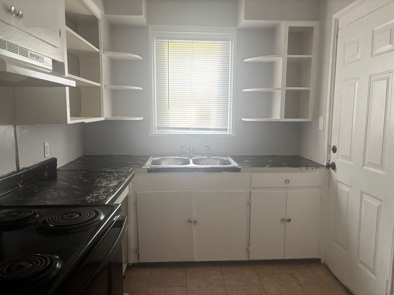235 Broadmoor Dr - Photo 5 of 10