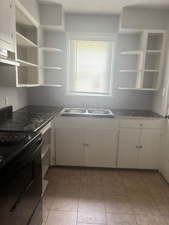 235 Broadmoor Dr - Photo 6 of 10