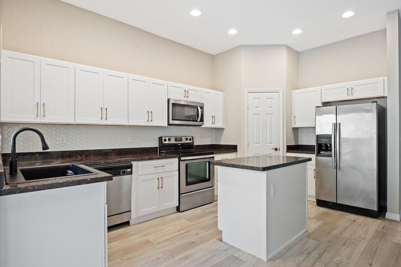 1609 Se 23rd Way - Photo 3 of 25