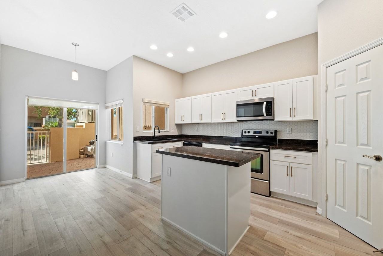 1609 Se 23rd Way - Photo 4 of 25