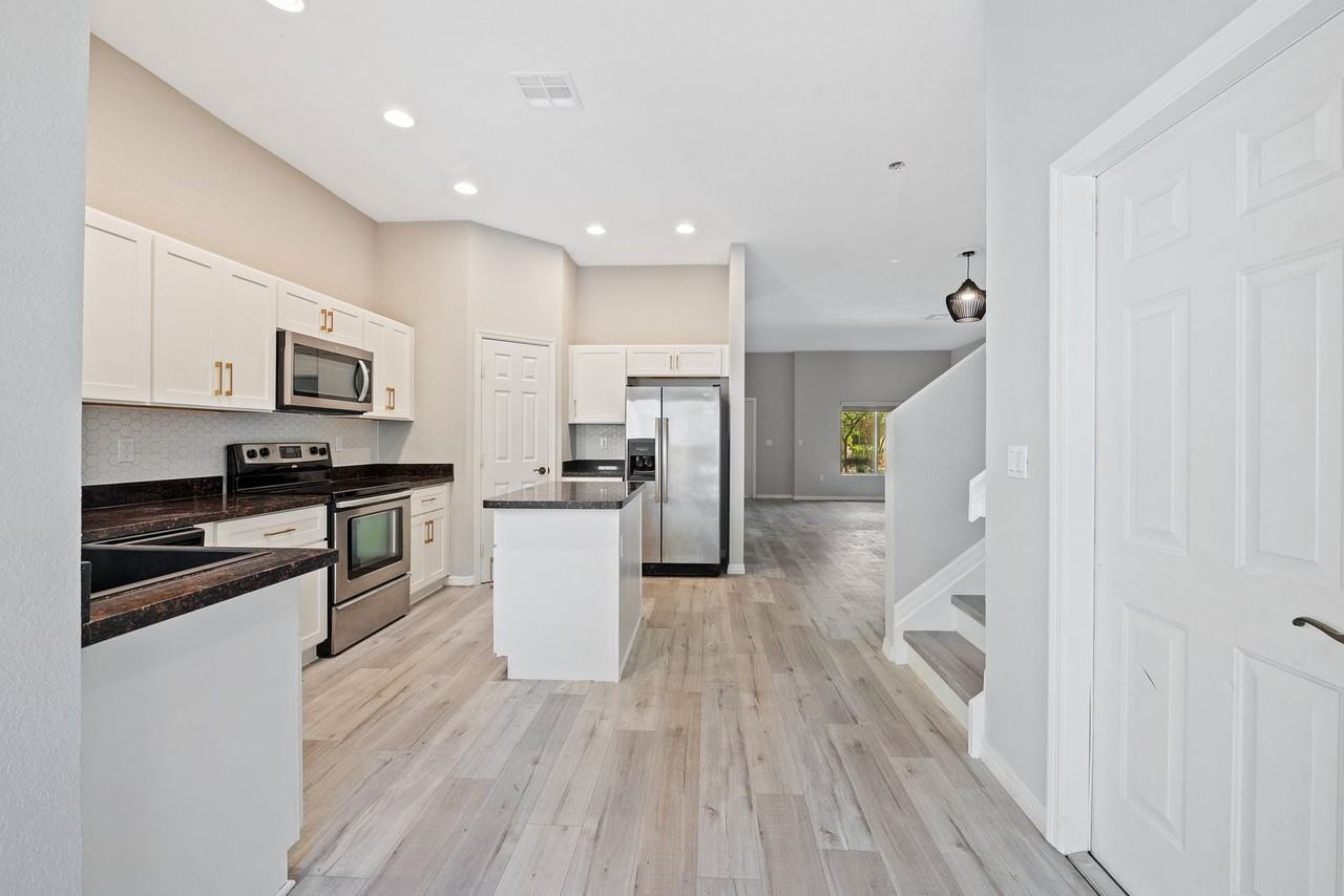 1609 Se 23rd Way - Photo 5 of 25