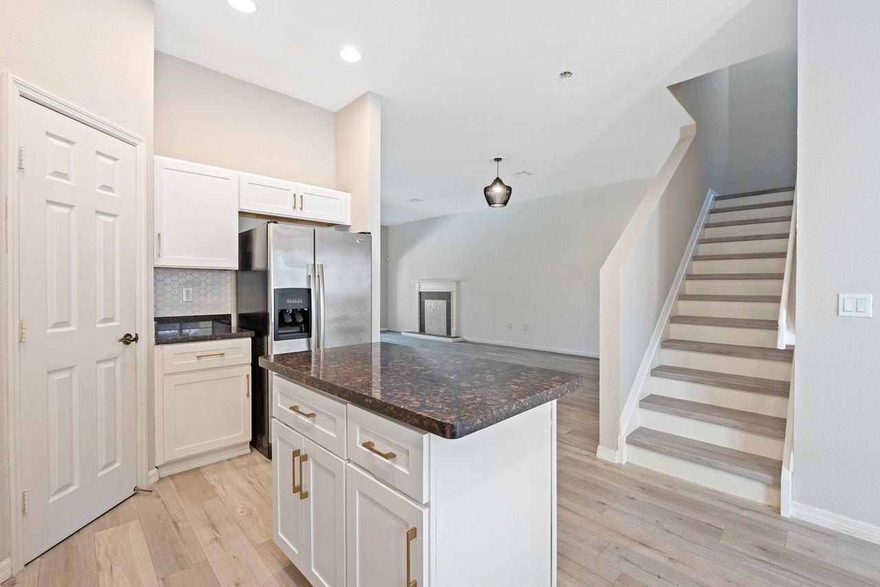 1609 Se 23rd Way - Photo 7 of 25