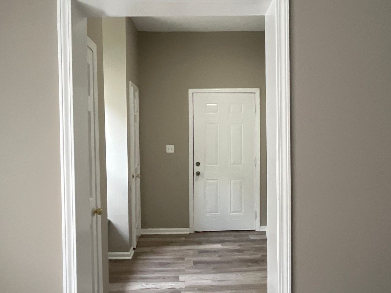 319 E Broadway St - Photo 2 of 13