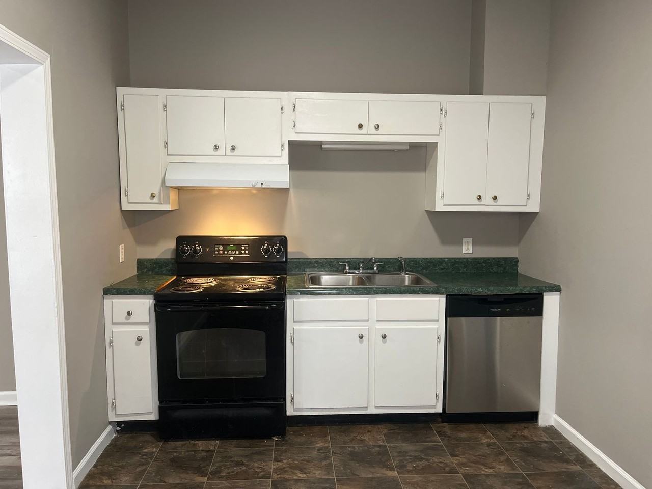 319 E Broadway St - Photo 3 of 13