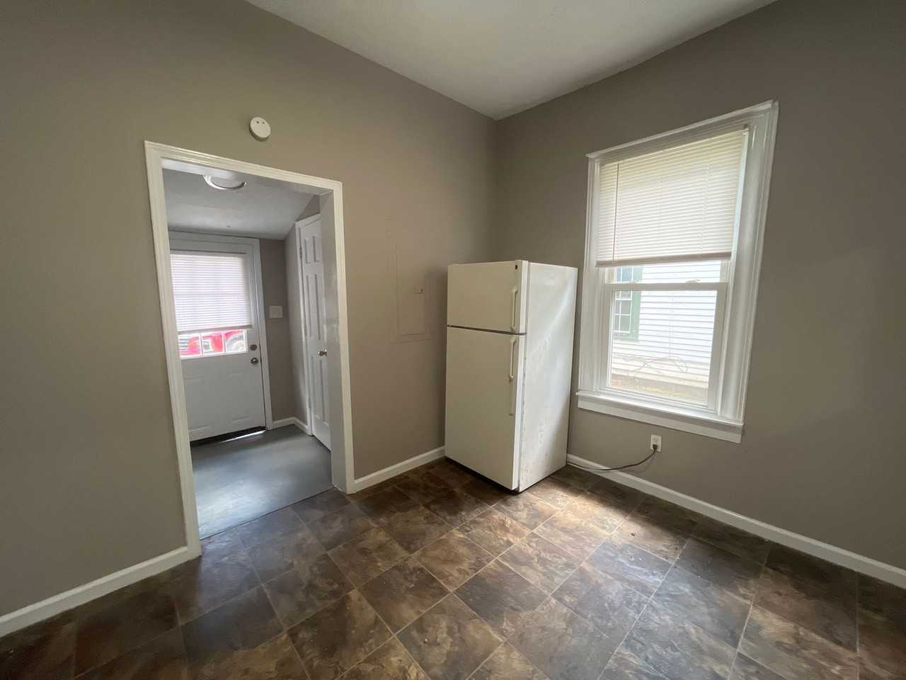 319 E Broadway St - Photo 4 of 13