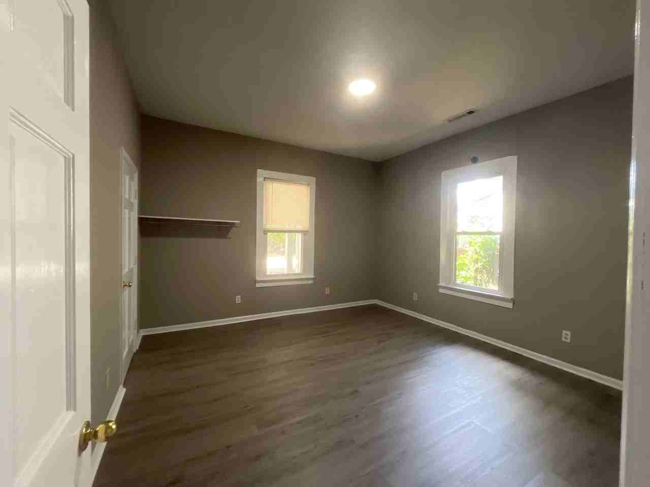 319 E Broadway St - Photo 5 of 13