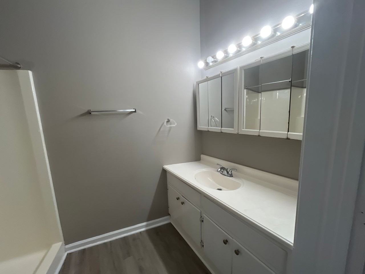 319 E Broadway St - Photo 6 of 13