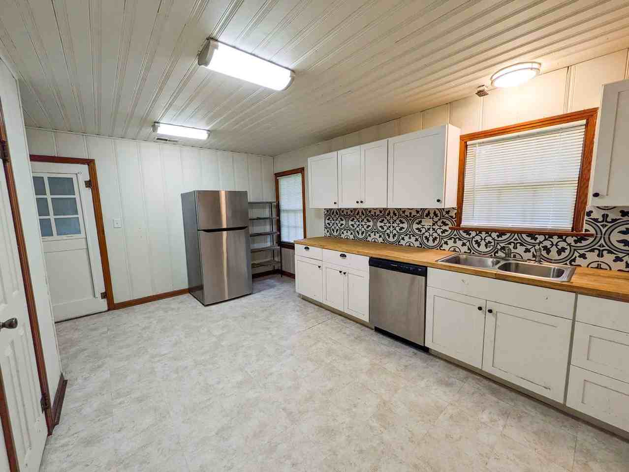 270 N Ann St - Photo 4 of 14