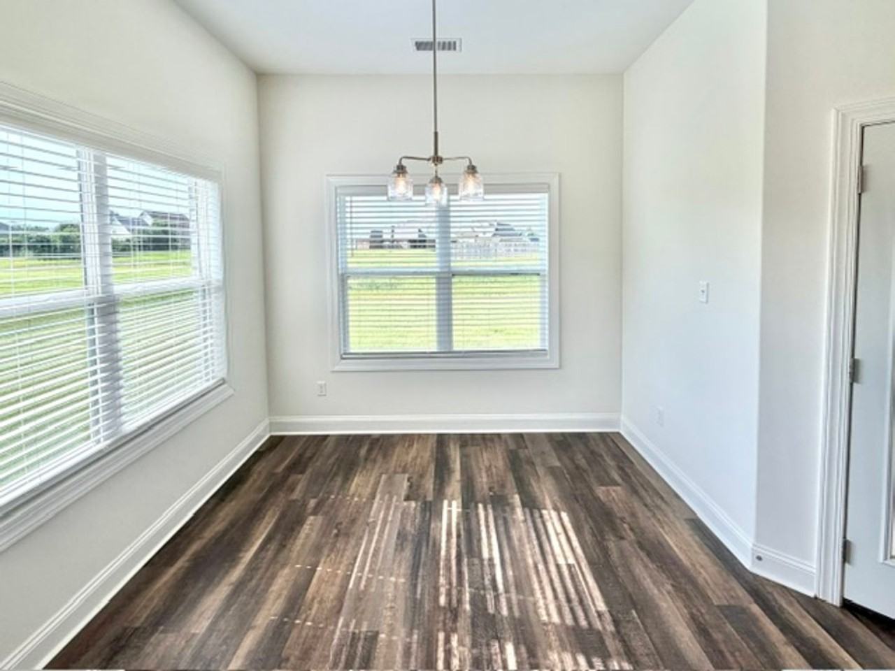 5298 Aylesbury Ln - Photo 4 of 13