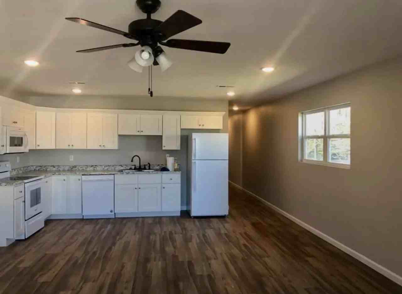 3 bed 1 bath single family home - Photo 5 of 6