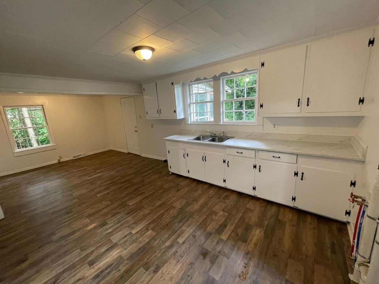 1002 Wilmouth St - Photo 2 of 18
