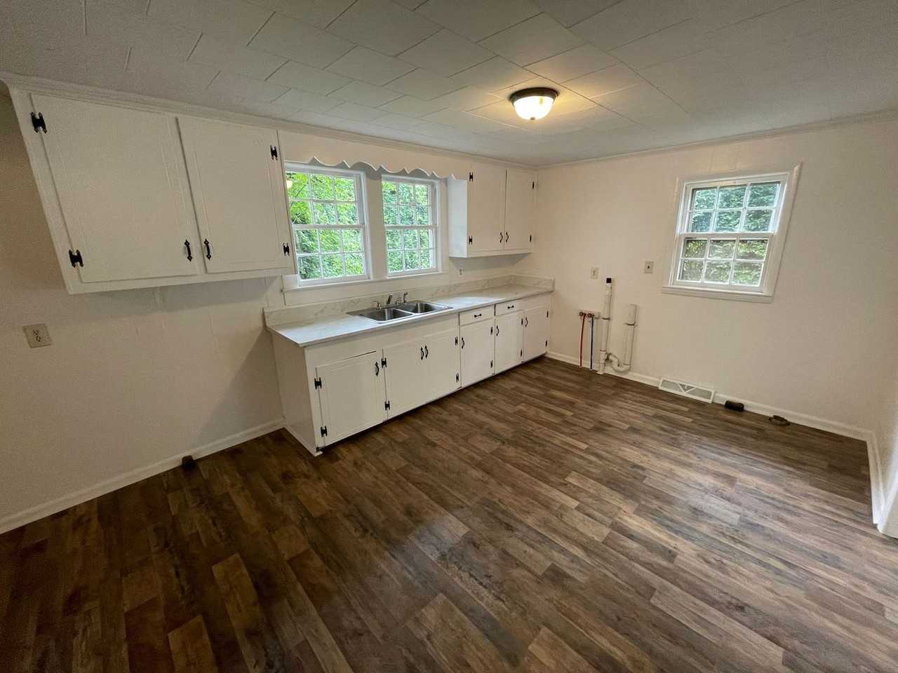 1002 Wilmouth St - Photo 3 of 18