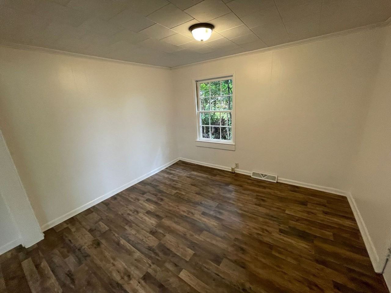 1002 Wilmouth St - Photo 5 of 18