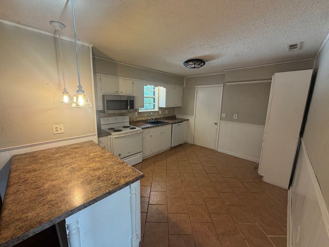 256 Canadian Dr - Photo 2 of 13
