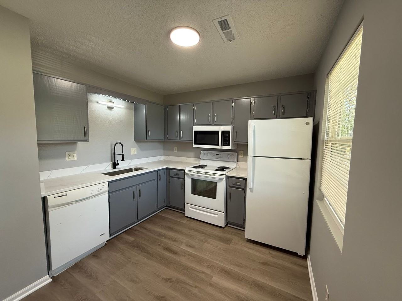 702 N Jackson St - Photo 3 of 7