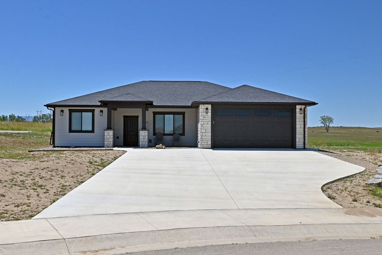 1495 Oxbow Dr - Photo 2 of 50