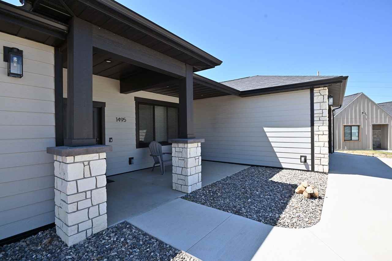 1495 Oxbow Dr - Photo 3 of 50