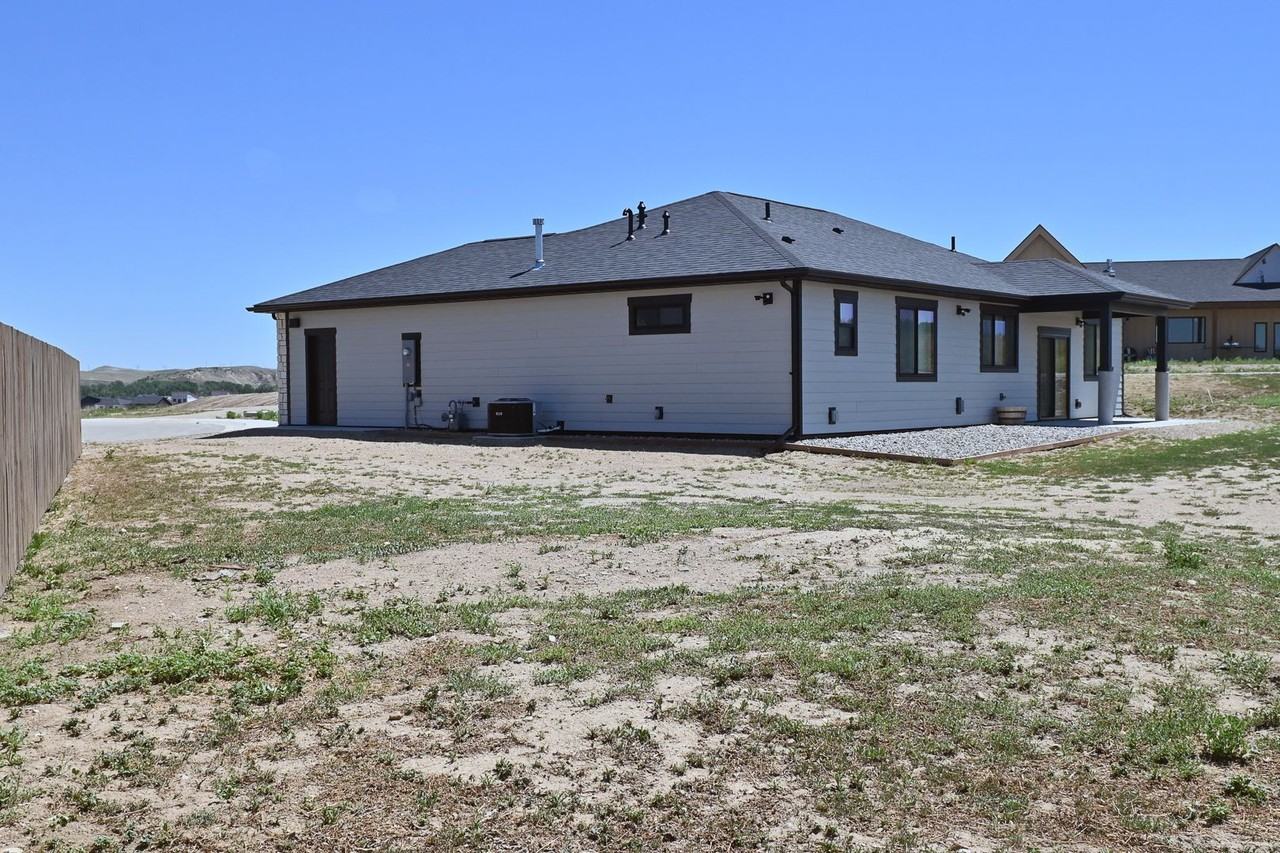 1495 Oxbow Dr - Photo 5 of 50
