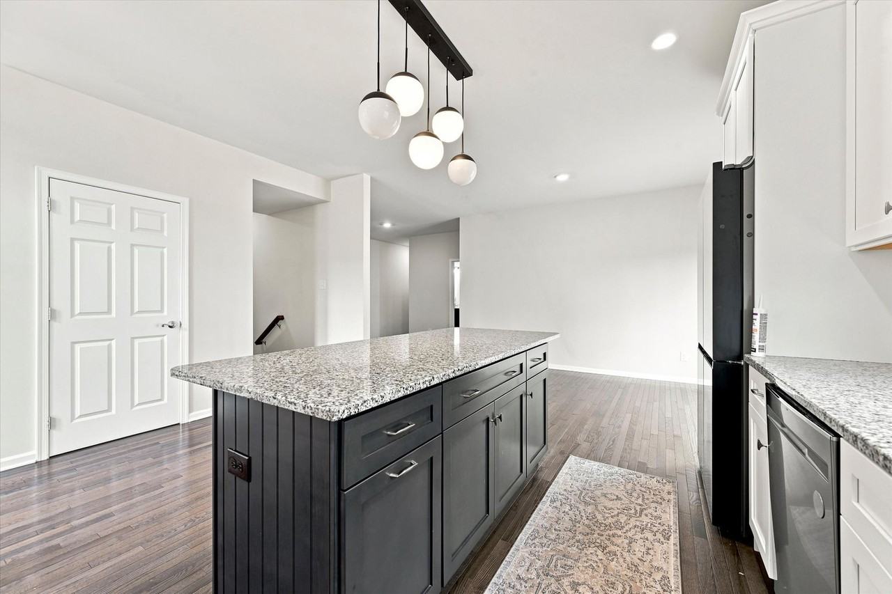 160 Shilling Ave - Photo 4 of 28