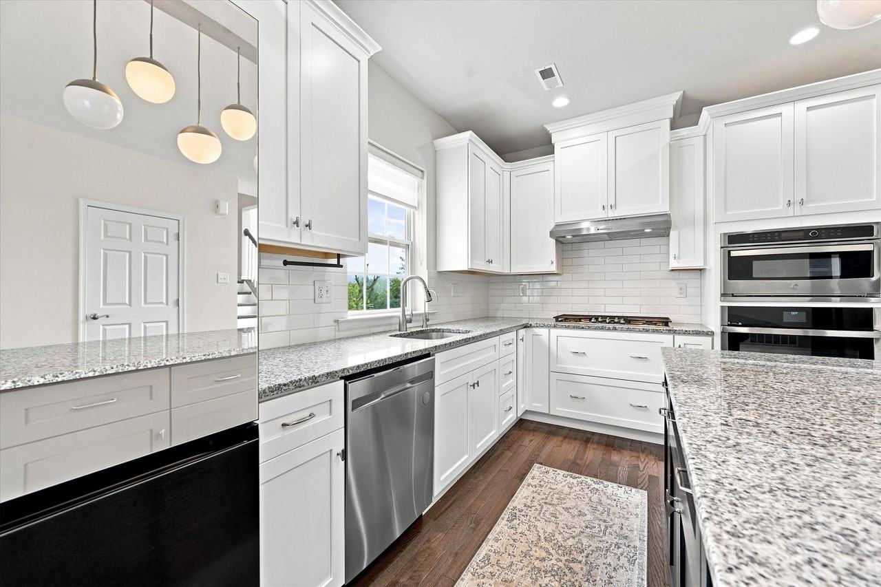 160 Shilling Ave - Photo 5 of 28