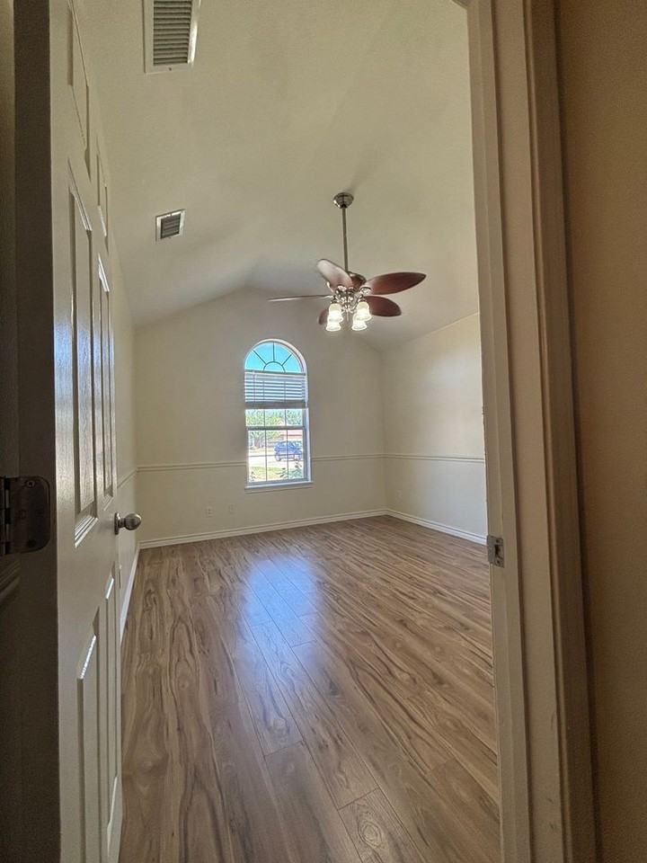 3802 Notre Dame Cir - Photo 2 of 8