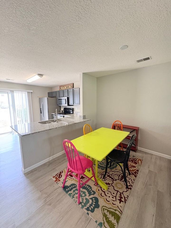 407 Lake Park Way - Photo 4 of 19